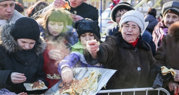 Российских чиновников попросили не кормить блинами с лопат