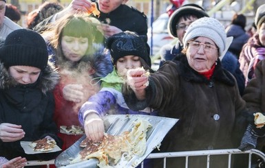 Российских чиновников попросили не кормить блинами с лопат