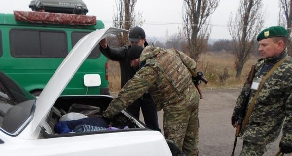 В зоне АТО на пунктах пропуска Зайцево и Марьинка – большие очереди 