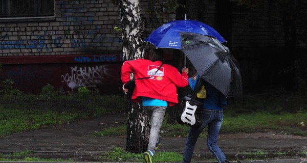 В Запорожье рекордное тепло закончилось штормовым предупреждением