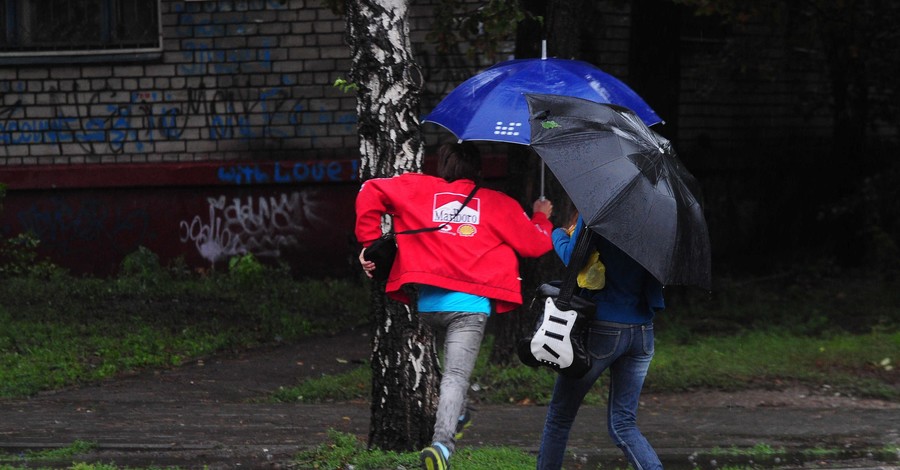 В Запорожье рекордное тепло закончилось штормовым предупреждением