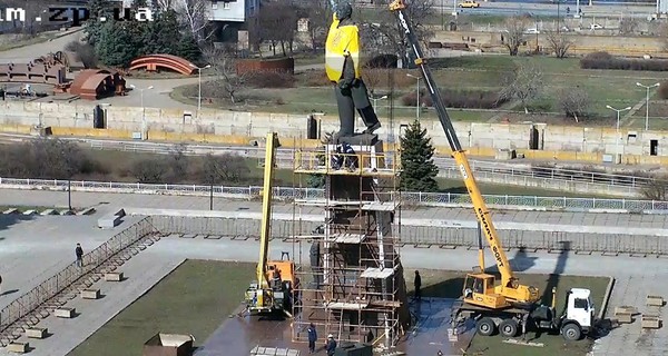 В Запорожье скульптурам у подножия Ленина 