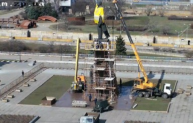 В Запорожье скульптурам у подножия Ленина 