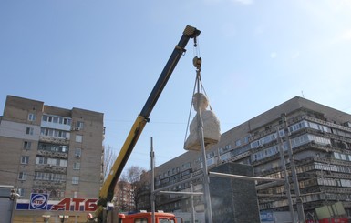 В Днепропетровске снесли последнего коммуниста