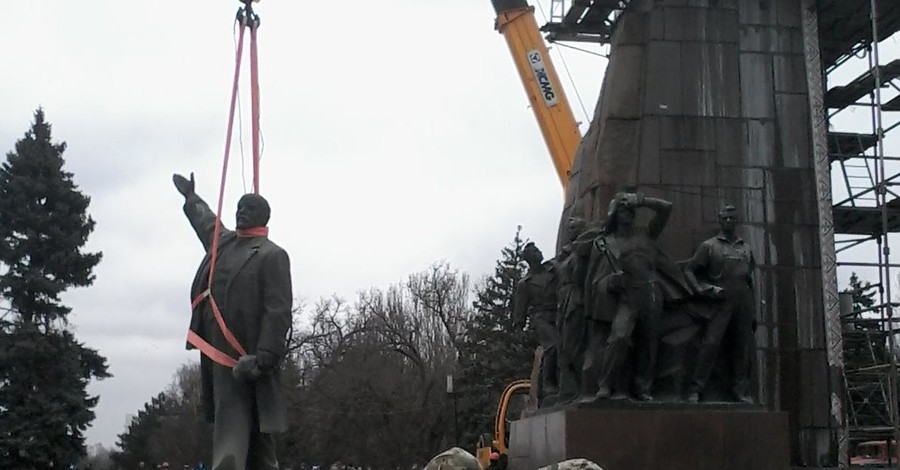 Ленин в Запорожье пал!