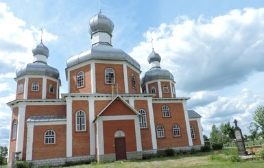 На Волыни верующие молятся возле памятника царю Николаю II