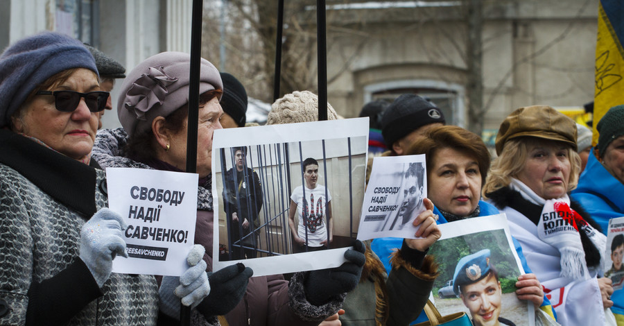 Усиленная охрана и стихи для Савченко: в Харькове пикет в поддержку летчицы