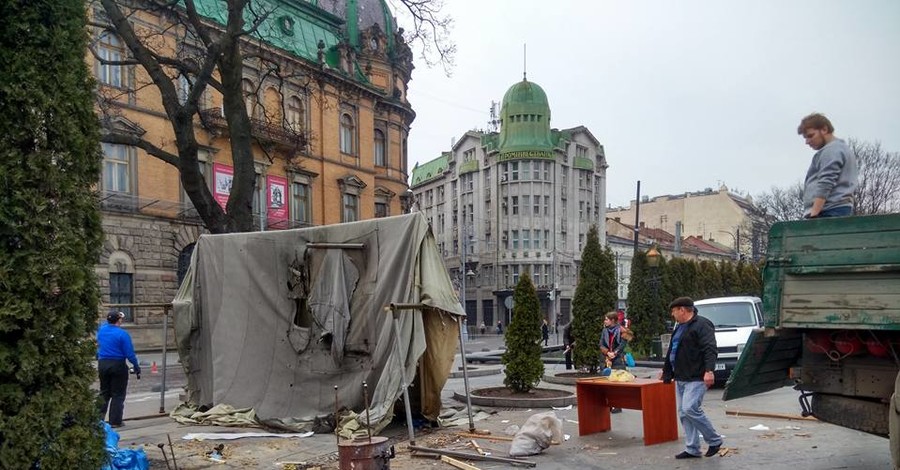 Львовяне простились с последним символом Майдана