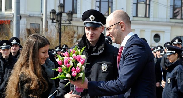 В Черновцах во время присяги полицейский сделал предложение своей девушке