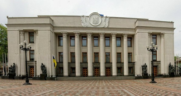 В Мариинском парке собирается митинг