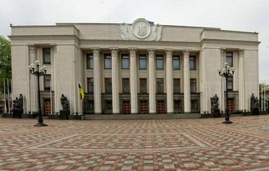 В Мариинском парке собирается митинг