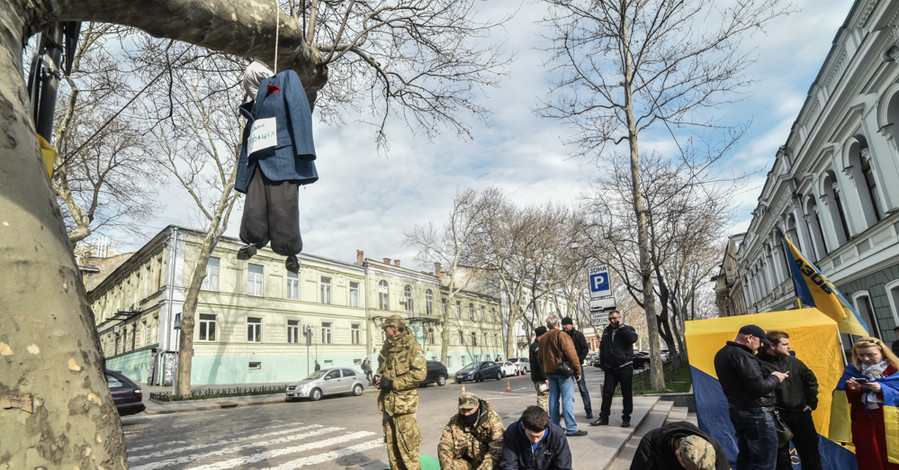 В Одессе в защиту Сакварелидзе осадили прокуратуру и повесили чучело