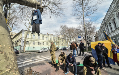 В Одессе в защиту Сакварелидзе осадили прокуратуру и повесили чучело