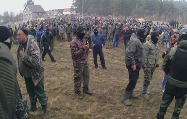 Появилось видео перестрелки полицейских с добытчиками янтаря на Ровенщине 