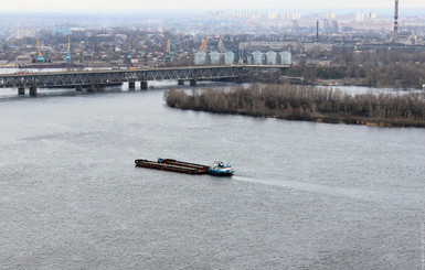 В Днепропетровске грузовая баржа 