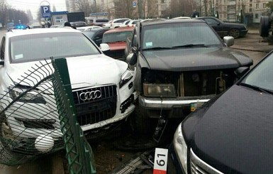 Харьковчанка на Audi Q7 протаранила парковку