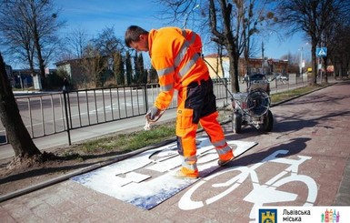 Во Львове велодорожки промаркировали рисунками