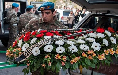 Пока в Нагорном Карабахе не стреляют, стороны конфликта хоронят солдат  