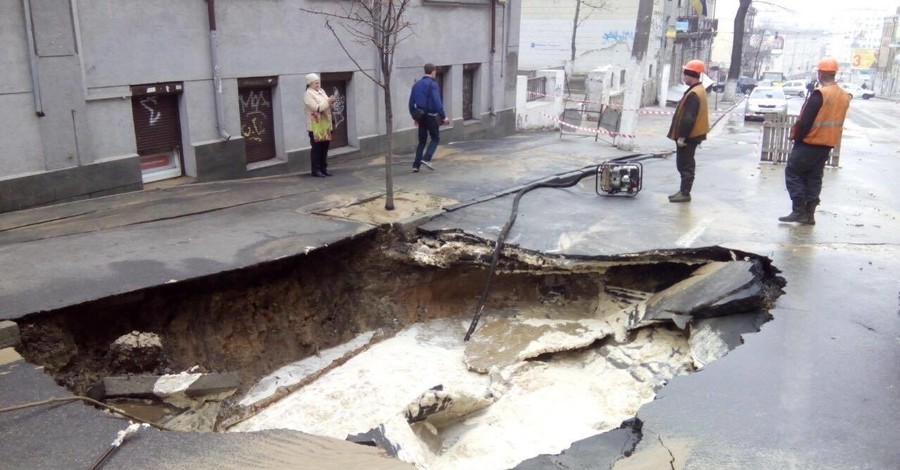 В Киеве асфальт провалился в яму, несколько улиц перекрыто