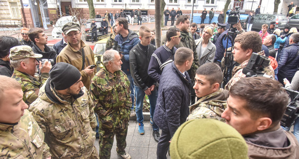 В Одессе активисты заблокировали прокуратуру, а потом сами же пытались ее открыть