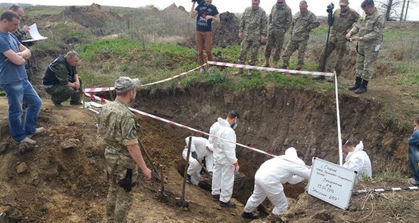 В районе Бахмута нашли массовое захоронение людей в камуфляже