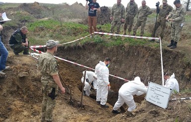 В районе Бахмута нашли массовое захоронение людей в камуфляже