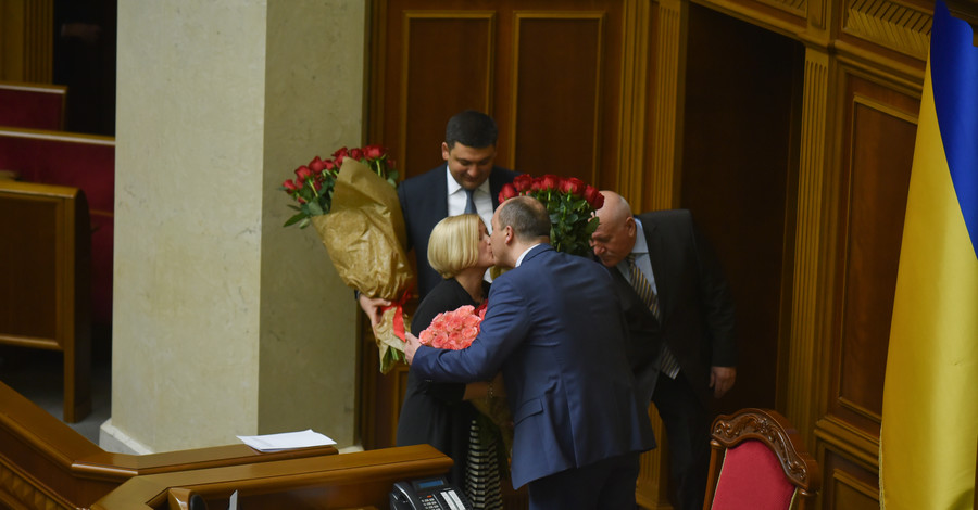 Розы, объятия и поцелуи в губы. Геращенко, Гройсмана и Парубия поздравили с назначениями