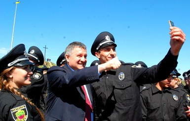 Первый день новой полиции в Запорожье: селфи и ночные дежурства