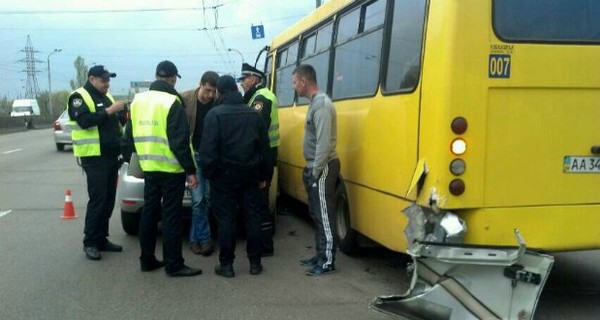 В Киеве пьяные полицейские устроили аварию на проспекте Ватутина