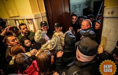 В Киеве митингующие прорвались в мэрию через окно туалета 