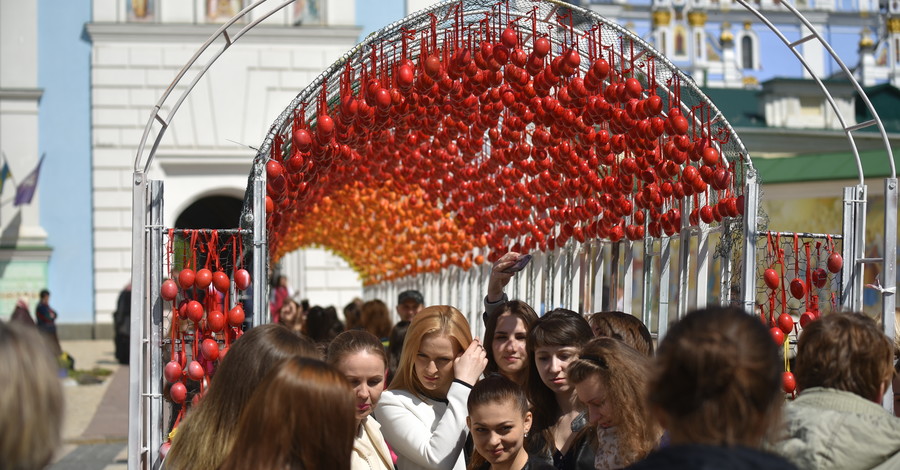 Люди съезжаются в Киев, чтобы прогуляться по 