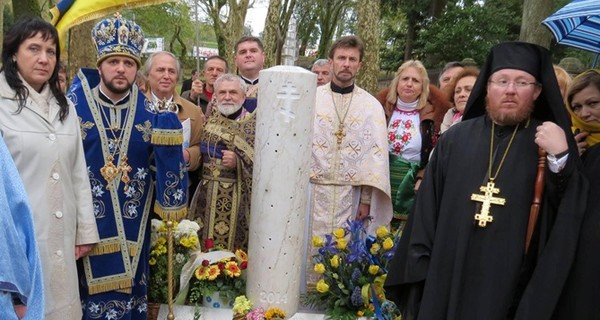 Вандалы осквернили памятник Небесной Сотни в Португалии 