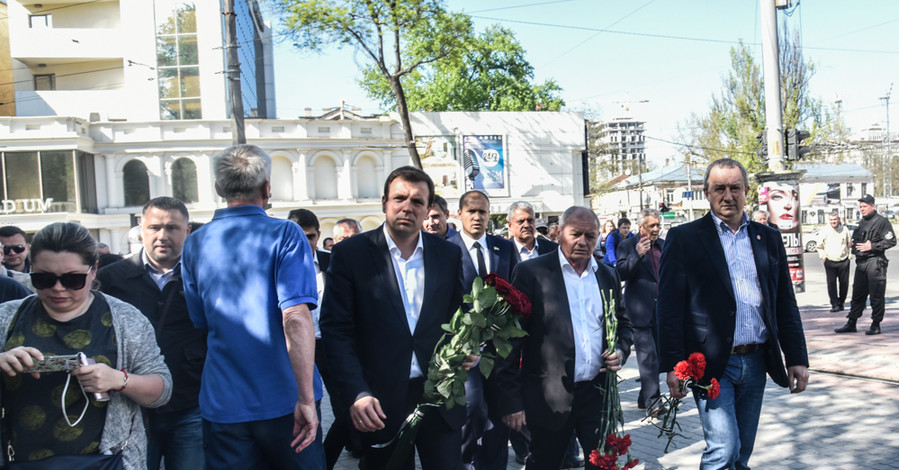 Экс-губернатор и нардеп от ОБ Николай Скорик первым из политиков почтил память погибших в Одессе