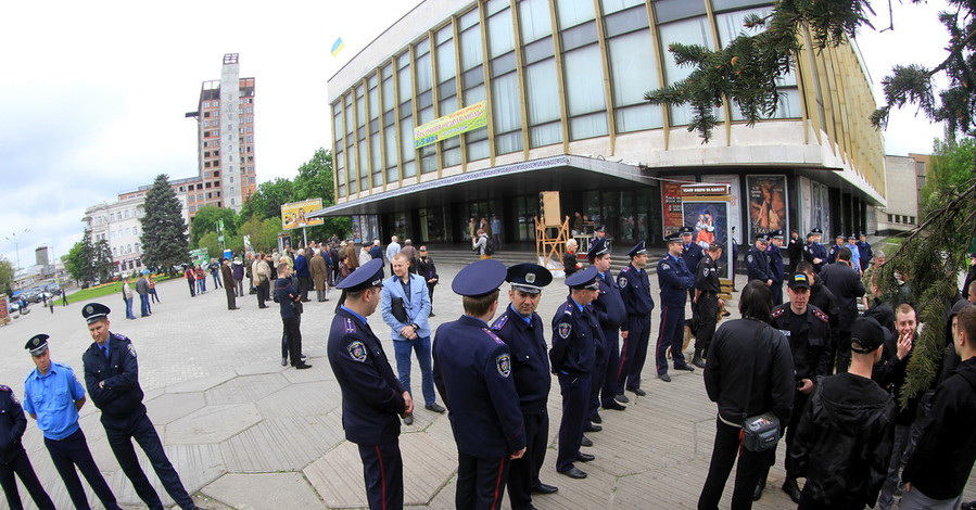 В Днепропетровске коммунисты угрожали 