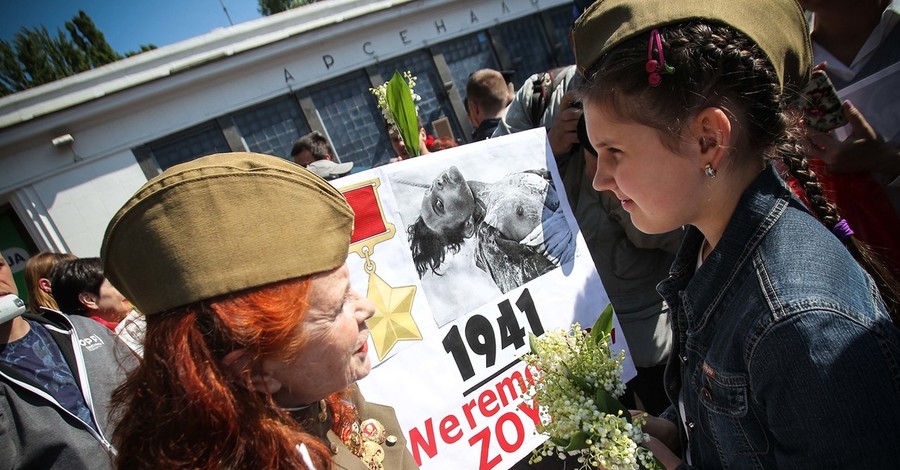 В Молдове 9 Мая выпустили голубей мира, а в Беларуси развернули гигантский красный флаг