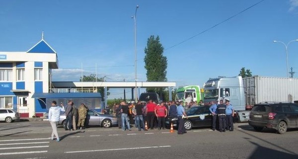 В Одесской области десятки фур перекрыли трассу Одесса-Киев