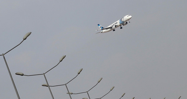 СМИ: пропавший с радаров самолет EgyptAir упал в Средиземное море