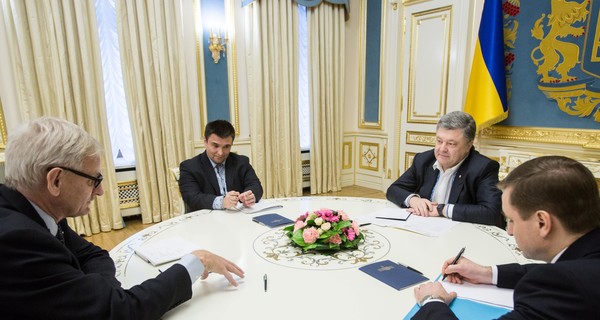 Порошенко подарил Карлу Бильдту вышиванку