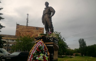 В Алчевске установили памятник Мозговому