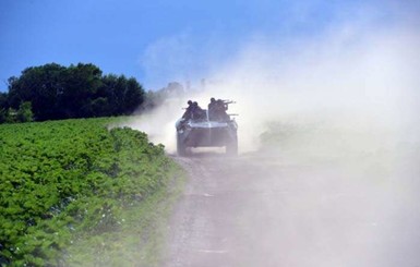 СМИ: в Донбассе подорвался БТР, пострадали восемь украинских военных