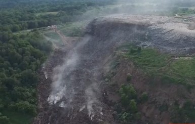 Возобновились поиски спасателей, оказавшихся под завалами на Грибовичской свалке 