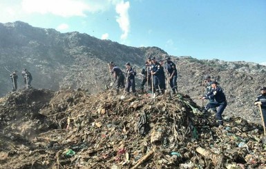 Опубликованы фото оползня на свалке под Львовом