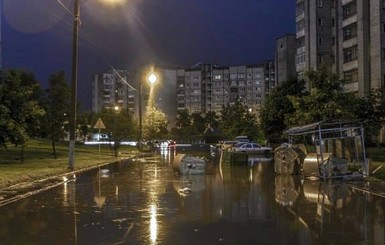 Во Львове вместе с машинами ушел под воду один из районов