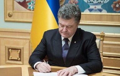 Порошенко посмертно наградил погибшего командира бригады 