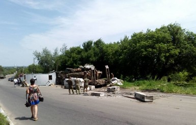 В Лисичанске тягач с танком протаранил блокпост ВСУ