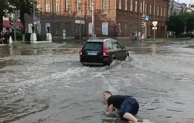 Россиянин искупался в луже в центре города