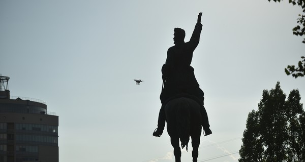 В Киеве памятник Щорсу от сноса охраняют несколько сотен спецназовцев