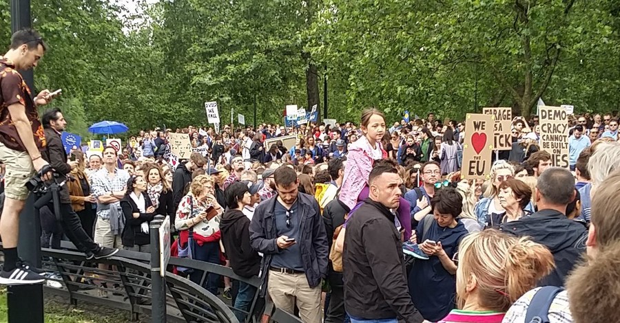 В Лондоне десятки тысяч жителей протестуют против Brexit