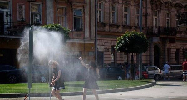 В Польше от жары спасаются водяной завесой на солнечной энергии