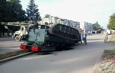 В Конотопе посреди дороги перевернулся зенитно-ракетный комплекс